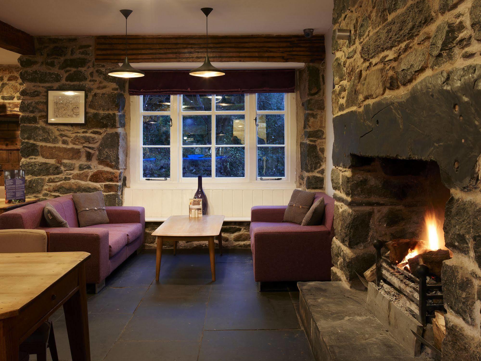 Cross Foxes - Bar Grill Rooms Dolgellau Exterior foto